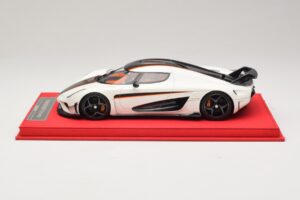 Koenigsegg Regera Baltas su Juodu Karbonu FrontiArt 1:18 REMC043 Derva - nuotrauka 3 iš 7