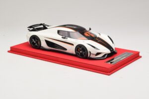 Koenigsegg Regera Baltas su Juodu Karbonu FrontiArt 1:18 REMC043 Derva - nuotrauka 4 iš 7