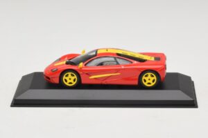 McLaren F1 Raudonas Su Geltonais Dryžiais Minichamps 1:43 MCLAREN006 Metalas - nuotrauka 3 iš 4