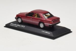 Mercedes 230E W124 Raudona Metalik Minichamps 1:43 400037001 Metalas - nuotrauka 3 iš 4