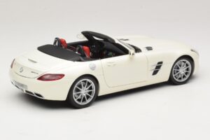 Mercedes SLS AMG Roadster Mystic White II Minichamps 1:18 B66960079 Metalas - nuotrauka 4 iš 9