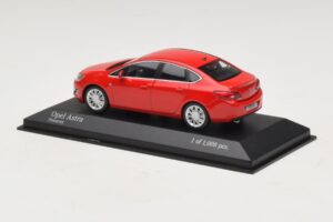 Opel Astra J Raudonas Minichamps 1:43 410042001 Metalas - nuotrauka 3 iš 4