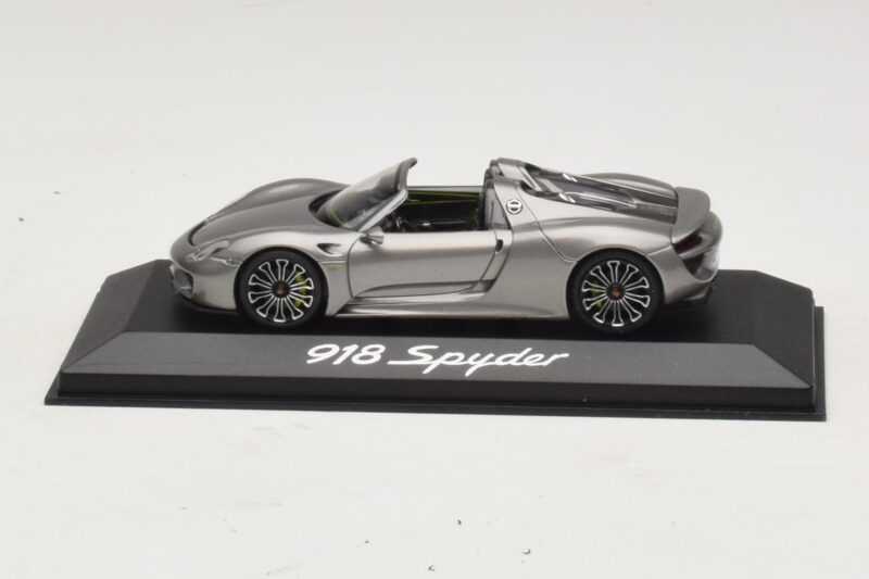 Porsche 918 Spyder Pilka Metalik Minichamps 1:43 Porsche 918 Spyder Pilka Metalik Minichamps 1:43 WAP0201000E Metalas