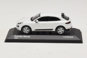 Porsche Macan 95B Baltas Minichamps 1:43 410062601 Metalas