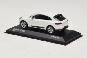 Porsche Macan 95B Baltas Minichamps 1:43 410062601 Metalas - nuotrauka 3 iš 4