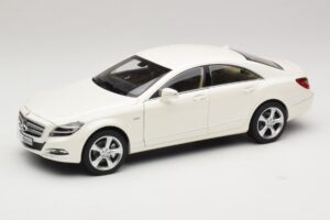 Mercedes CLS C218 kupė Brilliant White Metallic Norev 1:18 183943 Metalas