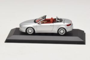 Alfa Romeo Giulia Spider Sidabrinis Minichamps 1:43 Alfa Romeo Giulia Spider Sidabrinis Minichamps 1:43 400120731 Metalas