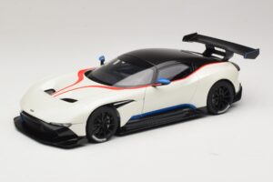 Aston Martin Vulcan Stratus White Su Mėlynomis ir Raudonomis Juostomis AUTOart 1:18 Aston Martin Vulcan Stratus White Su Mėlynomis ir Raudonomis Juostomis AUTOart 1:18 70261 Kompozitas