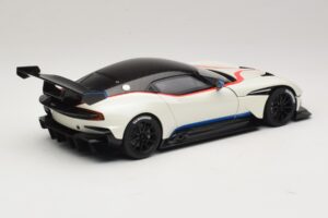 Aston Martin Vulcan Stratus White Su Mėlynomis ir Raudonomis Juostomis AUTOart 1:18 70261 Kompozitas - nuotrauka 3 iš 8