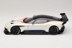 Aston Martin Vulcan Stratus White Su Mėlynomis ir Raudonomis Juostomis AUTOart 1:18 70261 Kompozitas - nuotrauka 4 iš 8