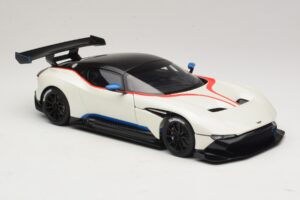 Aston Martin Vulcan Stratus White Su Mėlynomis ir Raudonomis Juostomis AUTOart 1:18 70261 Kompozitas - nuotrauka 6 iš 8