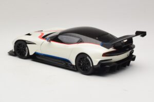 Aston Martin Vulcan Stratus White Su Mėlynomis ir Raudonomis Juostomis AUTOart 1:18 70261 Kompozitas - nuotrauka 7 iš 8