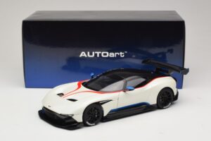 Aston Martin Vulcan Stratus White Su Mėlynomis ir Raudonomis Juostomis AUTOart 1:18 70261 Kompozitas - nuotrauka 8 iš 8