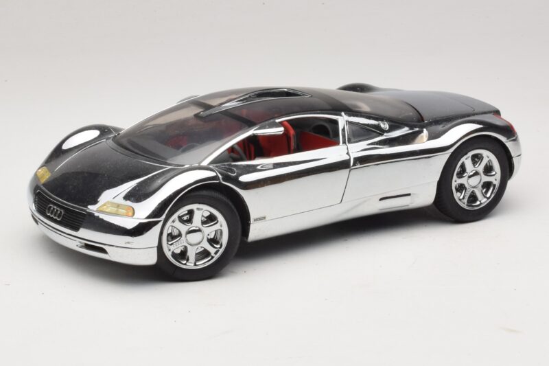 Audi Avus Quattro Chrome Silver Revell 1:18 08830 Metalas