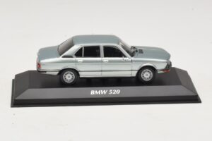 BMW 520 E12 Šviesiai Mėlyna Metalik Maxichamps 1:43 940023002 Metalas