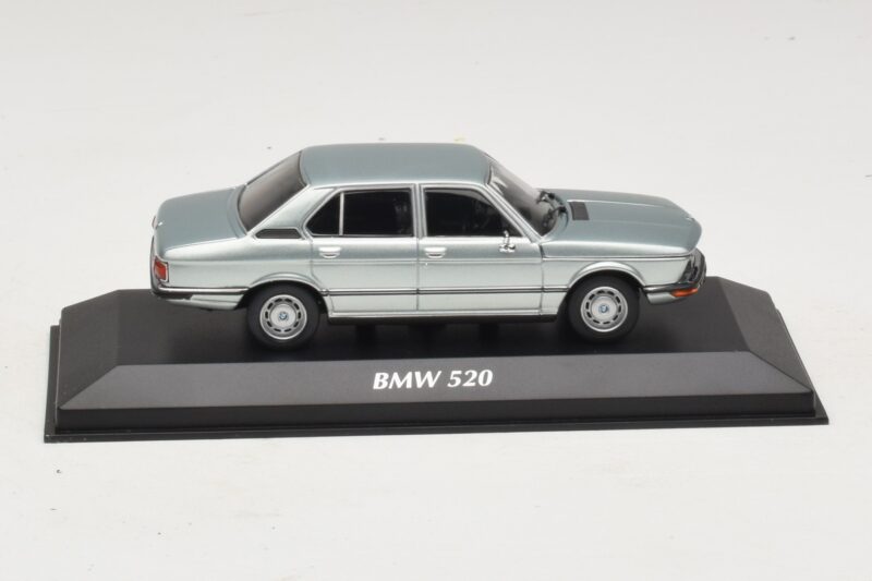 BMW 520 E12 Šviesiai Mėlyna Metalik Maxichamps 1:43 940023002 Metalas