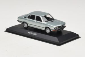 BMW 520 E12 Šviesiai Mėlyna Metalik Maxichamps 1:43 940023002 Metalas - nuotrauka 3 iš 5