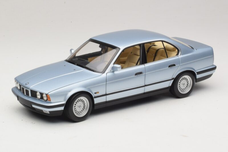 BMW 535i E34 Šviesiai Mėlyna Metalik Minichamps 1:18 100024007 Metalas