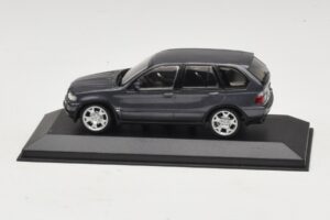 BMW X5 E53 4.4i Pilka Metalik Pakaitinė Dėžė Minichamps 1:43 80420393166-R1 Metalas