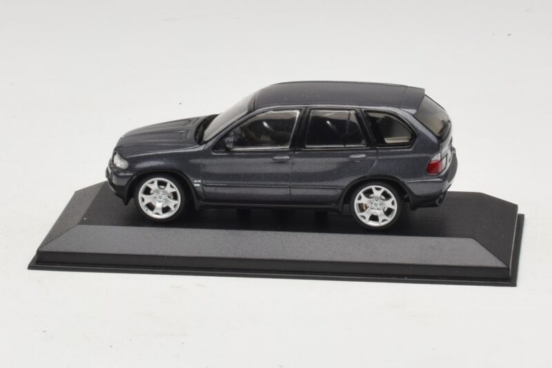 BMW X5 E53 4.4i Pilka Metalik Pakaitinė Dėžė Minichamps 1:43 80420393166-R1 Metalas