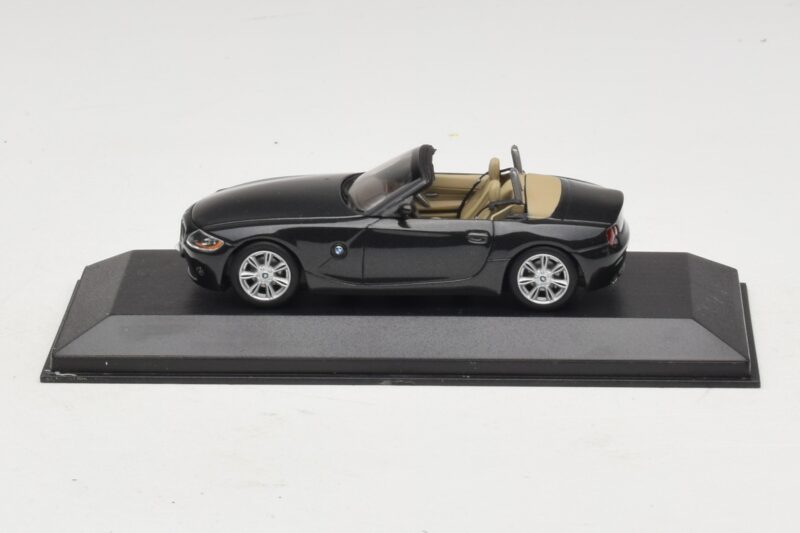 BMW Z4 E85 Juoda Metalik Pakaitinė Dėžė Minichamps 1:43 80420144055-R1 Metalas