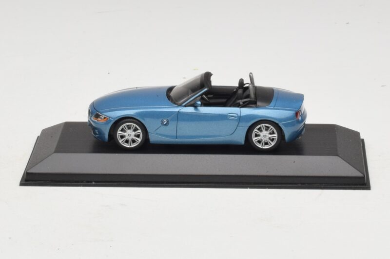 BMW Z4 E85 Šviesiai Mėlyna Metalik Pakaitinė Dėžė Minichamps 1:43 80420144054-R1 Metalas