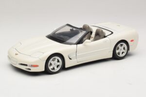 Chevrolet Corvette C5 Kabrioletas Baltas Bburago 1:18 3076-P1 Metalas