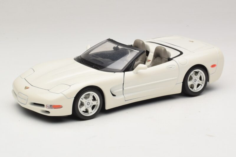 Chevrolet Corvette C5 Kabrioletas Baltas Bburago 1:18 3076-P1 Metalas