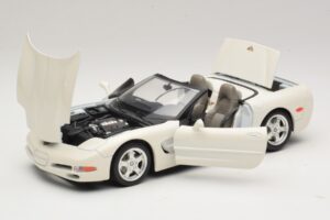 Chevrolet Corvette C5 Kabrioletas Baltas Bburago 1:18 3076-P1 Metalas - nuotrauka 2 iš 8