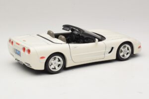 Chevrolet Corvette C5 Kabrioletas Baltas Bburago 1:18 3076-P1 Metalas - nuotrauka 3 iš 8
