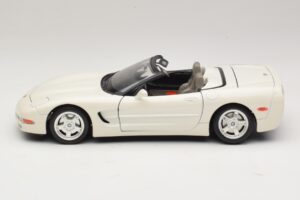 Chevrolet Corvette C5 Kabrioletas Baltas Bburago 1:18 3076-P1 Metalas - nuotrauka 4 iš 8