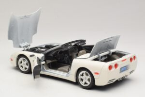 Chevrolet Corvette C5 Kabrioletas Baltas Bburago 1:18 3076-P1 Metalas - nuotrauka 5 iš 8