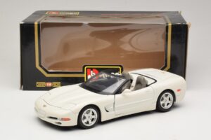 Chevrolet Corvette C5 Kabrioletas Baltas Bburago 1:18 3076-P1 Metalas - nuotrauka 8 iš 8