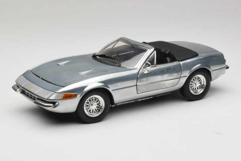Ferrari 365 GTS Chrome Silver Hot Wheels 1:18 25738 Metalas