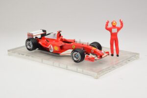 Ferrari F2004 #1 M. Schumacher F1 World Champion 2004 Su Lenktyniniu Kostiumu Hot Wheels 1:18 B66221 Metalas - nuotrauka 4 iš 6