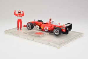 Ferrari F2004 #1 M. Schumacher F1 World Champion 2004 Su Lenktyniniu Kostiumu Hot Wheels 1:18 B66221 Metalas - nuotrauka 5 iš 6