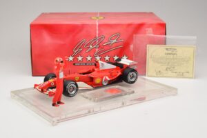 Ferrari F2004 #1 M. Schumacher F1 World Champion 2004 Su Lenktyniniu Kostiumu Hot Wheels 1:18 B66221 Metalas - nuotrauka 6 iš 6