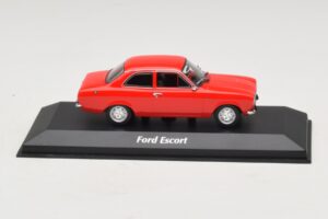 Ford Escort Mk1 Raudonas Maxichamps 1:43 940081001 Metalas