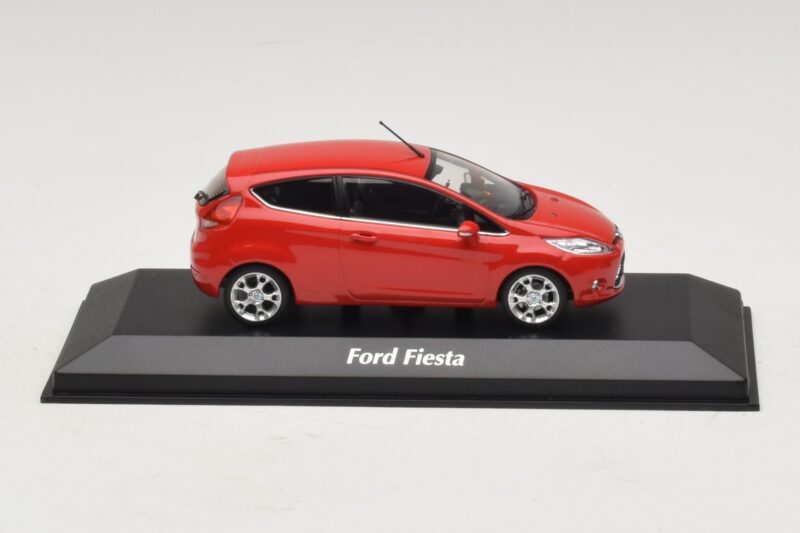Ford Fiesta Mk7 Raudonas Maxichamps 1:43 Ford Fiesta Mk7 Raudonas Maxichamps 1:43 940088000 Metalas