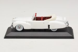 Lincoln Continental Kabrioletas Balta Minichamps 1:43 Lincoln Continental Kabrioletas Balta Minichamps 1:43 400082501 Metalas