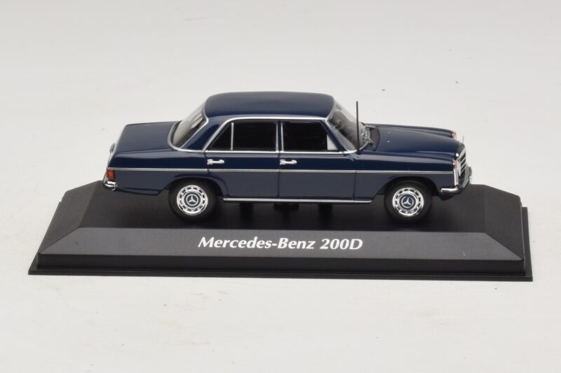 Mercedes 200D W115 Mėlynas Maxichamps 1:43 940034000 Metalas