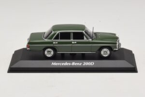 Mercedes 200D W115 Tamsiai Žalias Maxichamps 1:43 940034001 Metalas