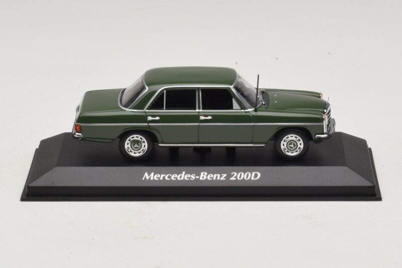 Mercedes 200D W115 Tamsiai Žalias Maxichamps 1:43 940034001 Metalas