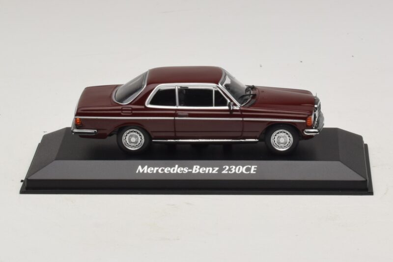 Mercedes 230 CE C123 Raudonas Maxichamps 1:43 940032221 Metalas