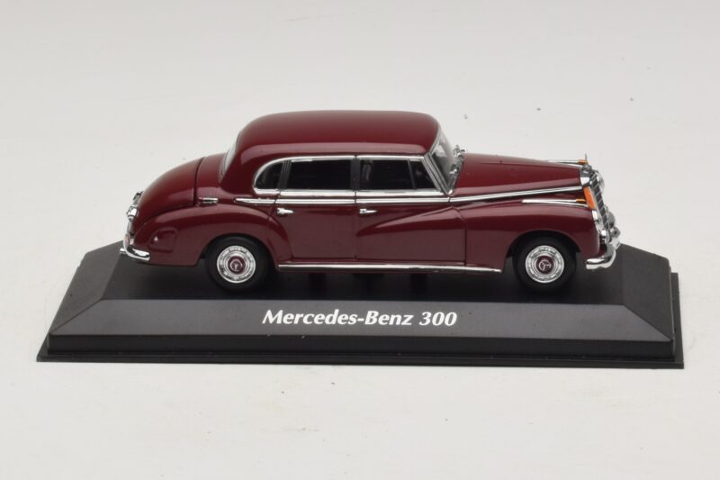 Mercedes 300 W186 Tamsiai Raudonas Maxichamps 1:43 940039060 Metalas