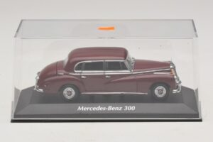 Mercedes 300 W186 Tamsiai Raudonas Maxichamps 1:43 940039060 Metalas - nuotrauka 4 iš 5
