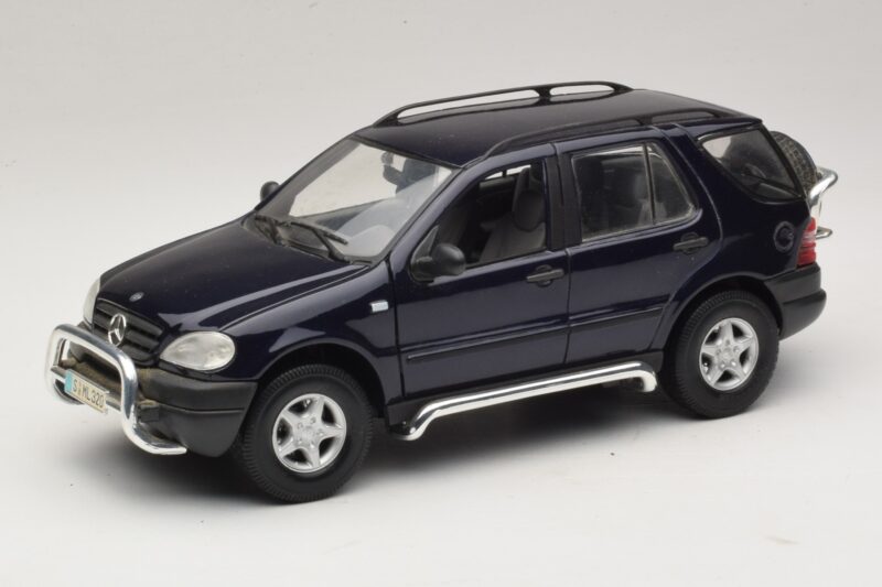 Mercedes ML320 W163 Mėlynas Maisto 1:18 31847 Metalas