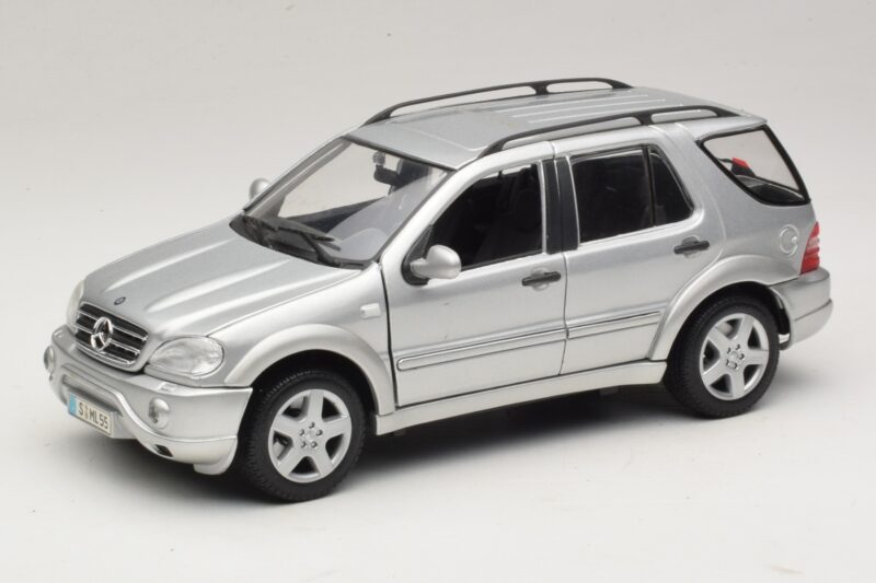 Mercedes ML55 AMG W163 Sidabrinis Maisto 1:18 31876-P1 Metalas