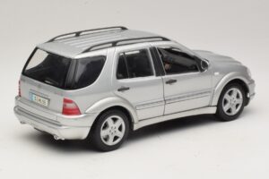 Mercedes ML55 AMG W163 Sidabrinis Maisto 1:18 31876-P1 Metalas - nuotrauka 3 iš 8
