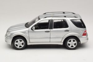 Mercedes ML55 AMG W163 Sidabrinis Maisto 1:18 31876-P1 Metalas - nuotrauka 4 iš 8